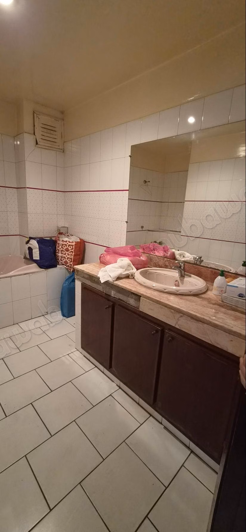 Vend apppartemznt bureaux angle boulevard d'anfa et Moulay Youssef.
Surface de 191 m²