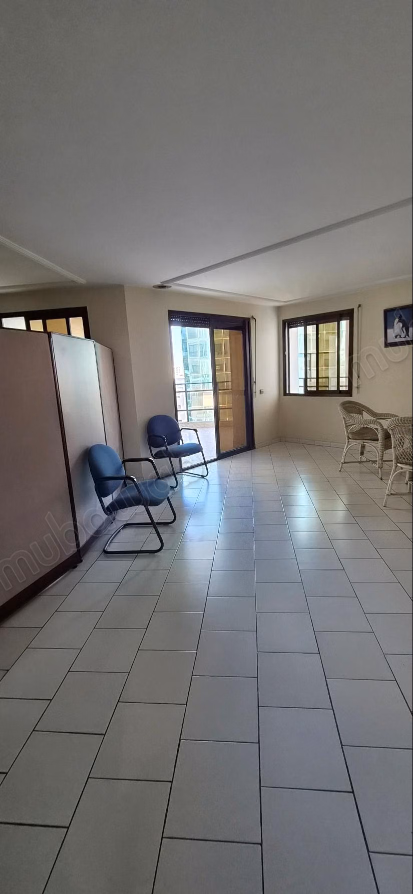 Vend apppartemznt bureaux angle boulevard d'anfa et Moulay Youssef.
Surface de 191 m²