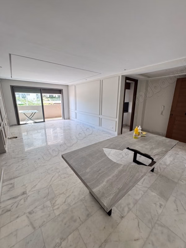 Bellissimo appartamento vuoto con 3 camere a Casablanca Finance City