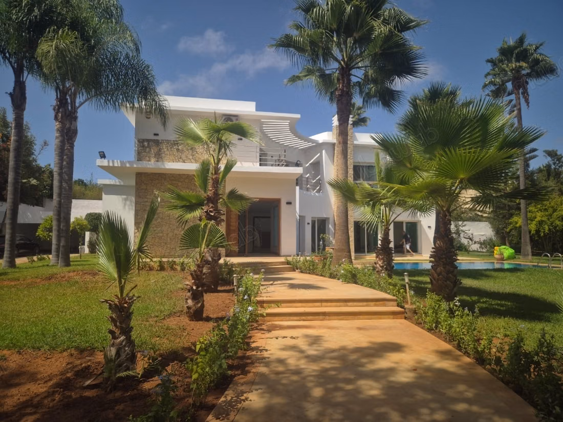 High-end villa for rent in Souissi. 7 comfortable rooms. Double glazing and central heating