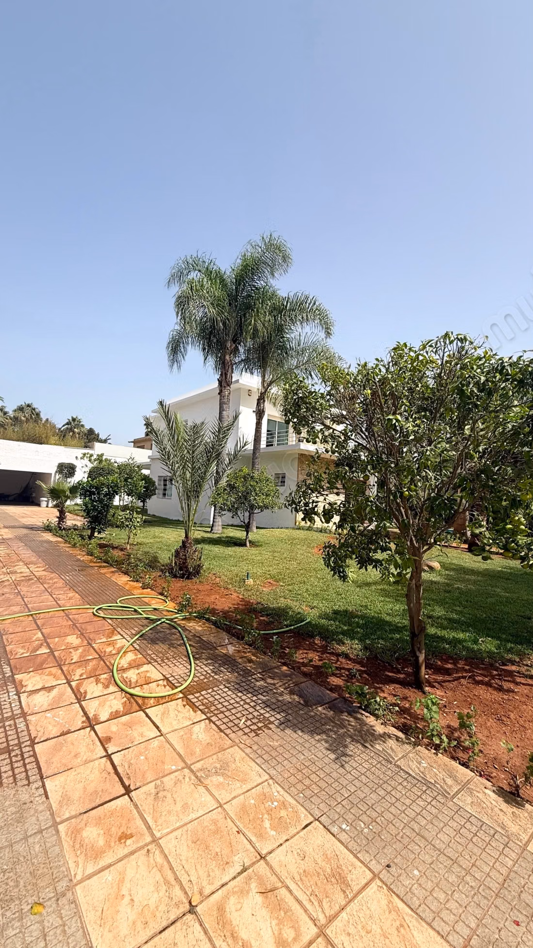 High-end villa for rent in Souissi. 7 comfortable rooms. Double glazing and central heating