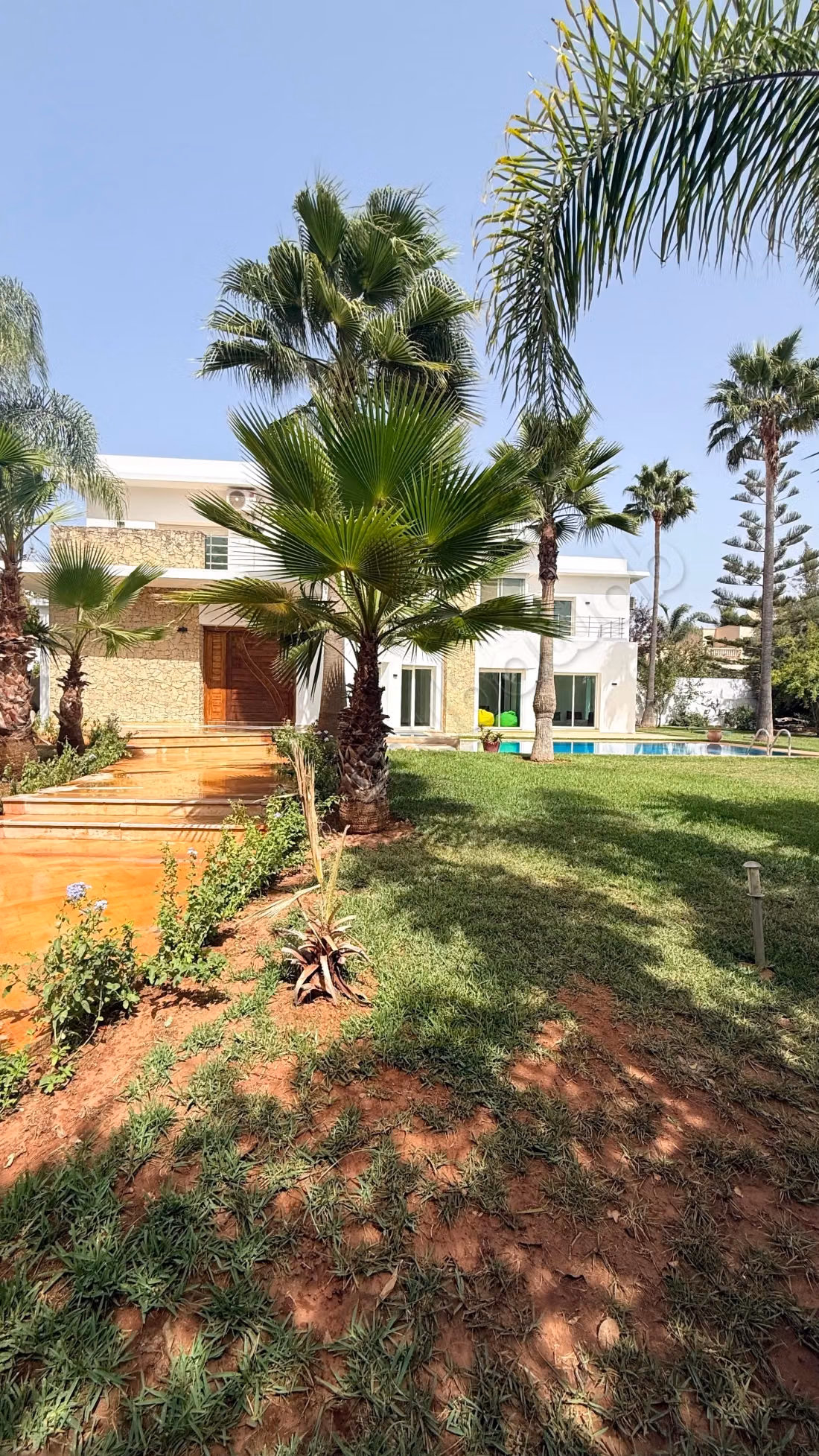High-end villa for rent in Souissi. 7 comfortable rooms. Double glazing and central heating