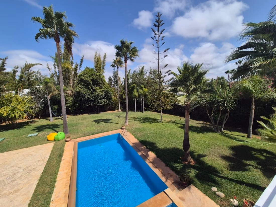 High-end villa for rent in Souissi. 7 comfortable rooms. Double glazing and central heating