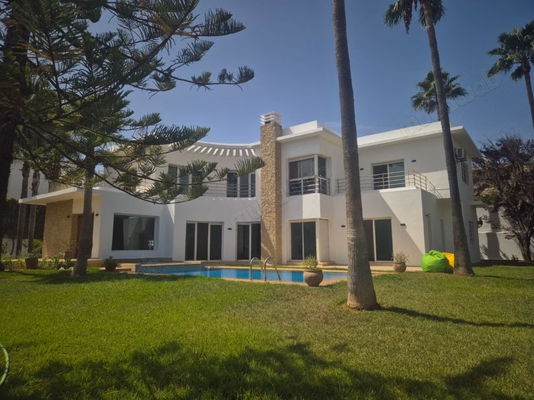 High-end villa for rent in Souissi. 7 comfortable rooms. Double glazing and central heating