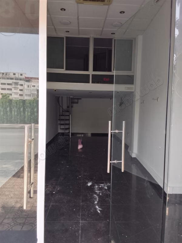 Tienda bien equipada de 52m2
