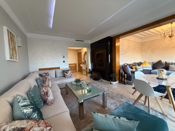 Bel appartement en location à Ville Verte. 
3 belles chambres. 
Meublé