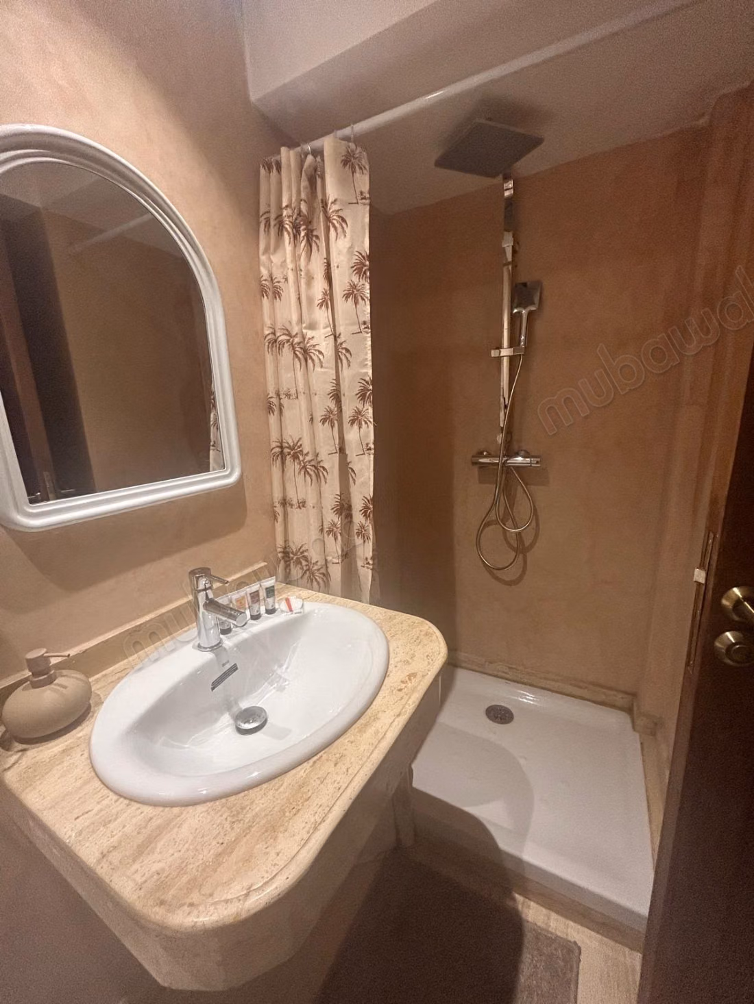 Gemeubileerd duplex met dakterras zwembad te huur