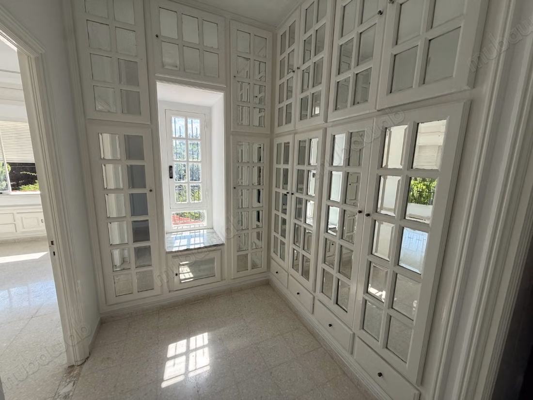Affitto villa di lusso a La Marsa. 4 belle camere. Vetri doppi e riscaldamento centralizzato