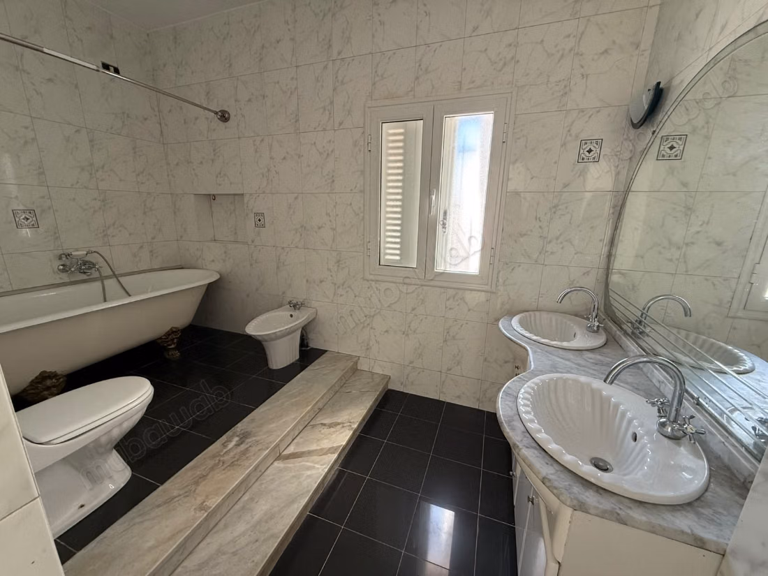 Affitto villa di lusso a La Marsa. 4 belle camere. Vetri doppi e riscaldamento centralizzato