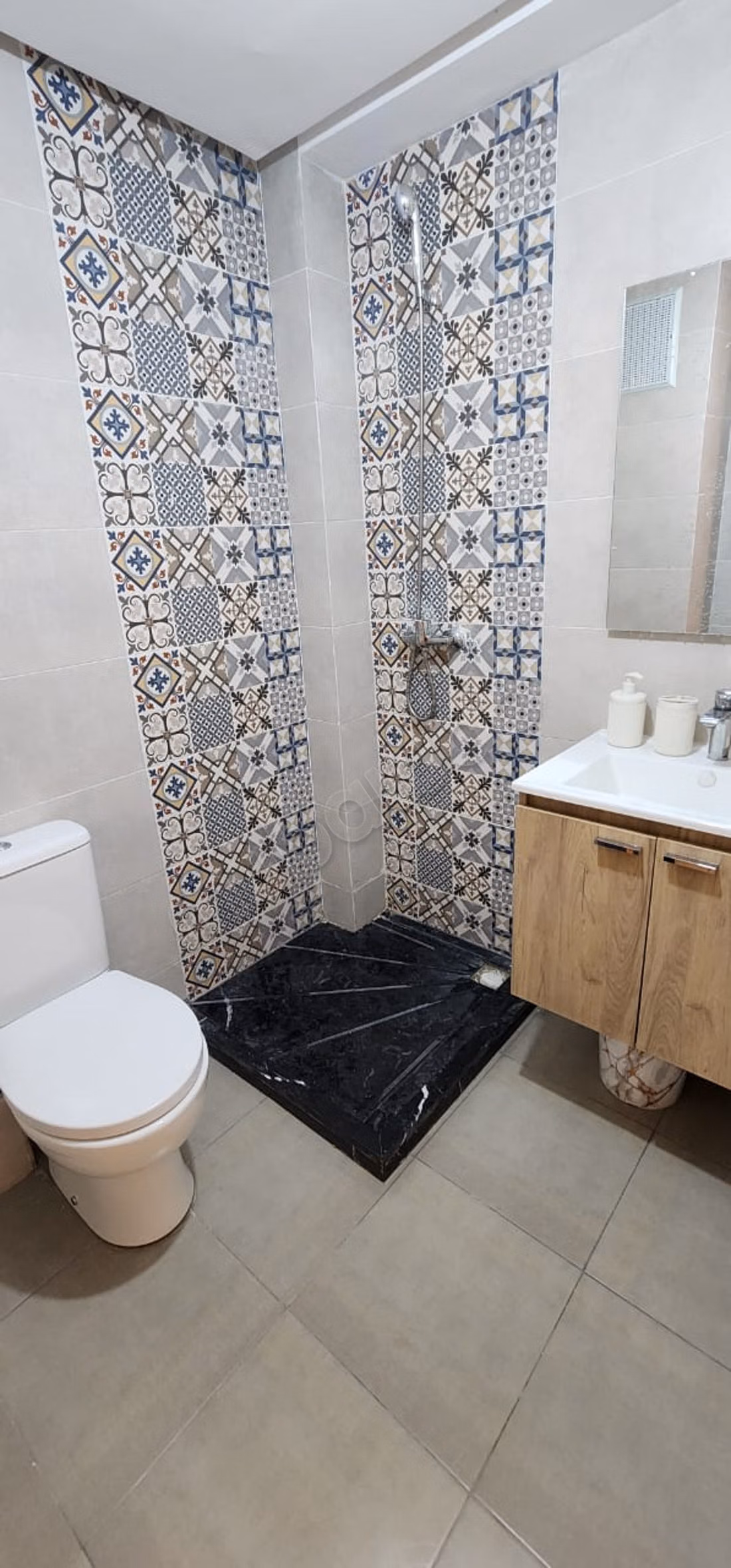 Gemeubileerd Appartement met 2 Slaapkamers bij het Busstation