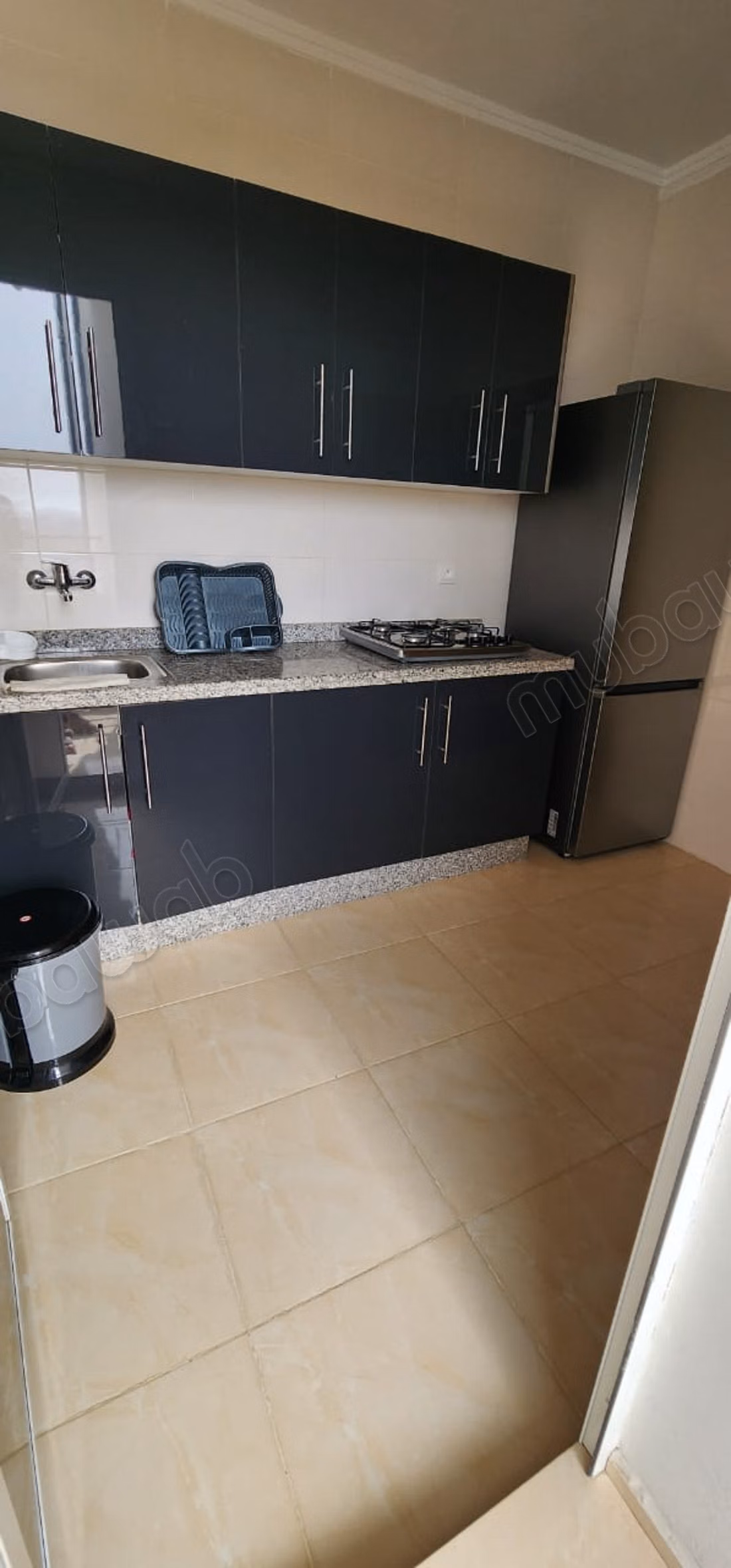 Gemeubileerd Appartement met 2 Slaapkamers bij het Busstation