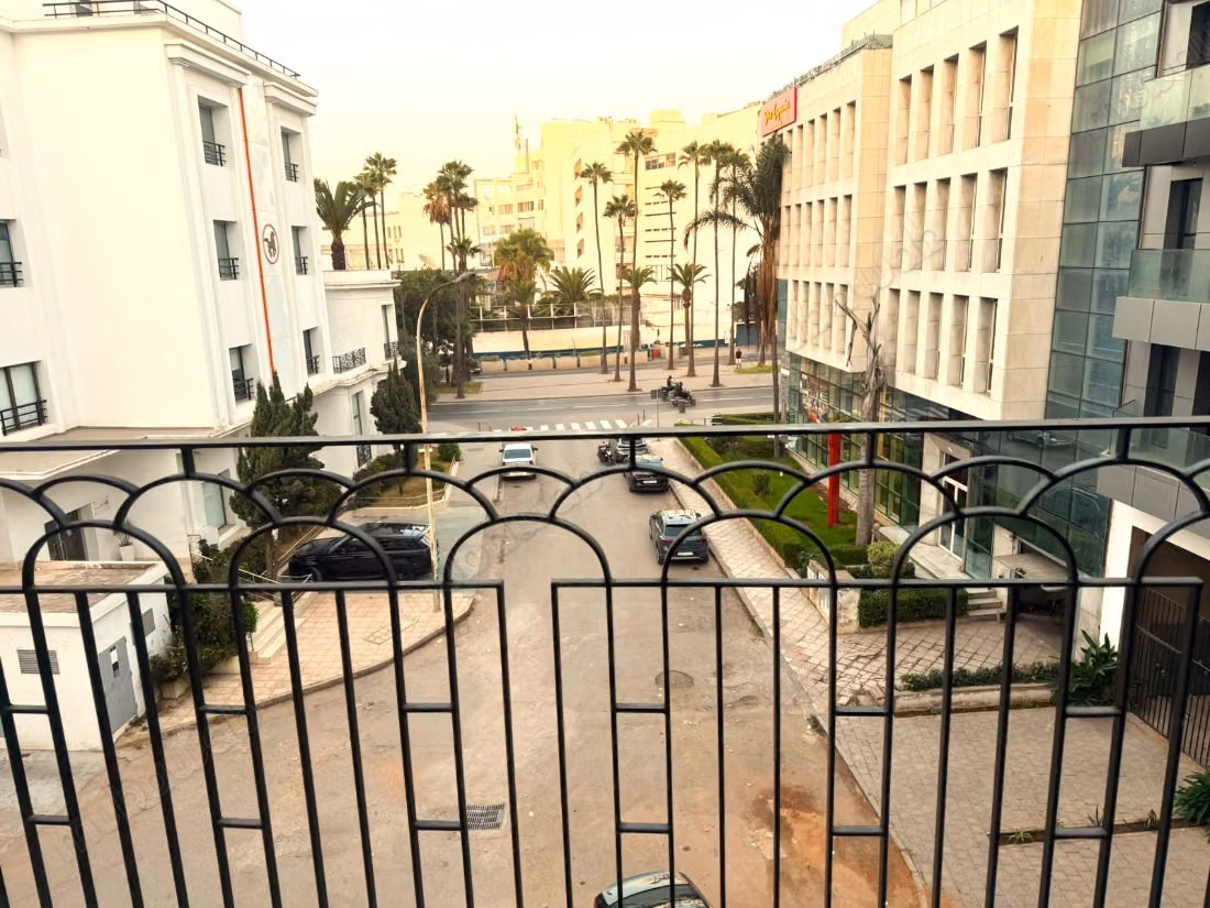 Magnifique studio NEUF vue dégagée BALCON