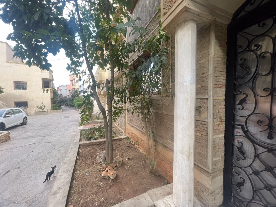 طابق فيلا للإيجار - الطابق الأرضي (RDC) مع فناء (136 م²) منطقة البايدة / حي القدس، سيدي برنوسي