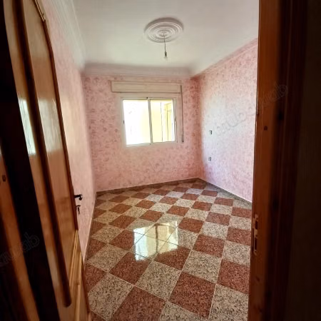 93 vierkante meter appartement te koop. 3 slaapkamers. Syndicaat verklaring 100%. Tanja Balia 5 minuten van Tgv