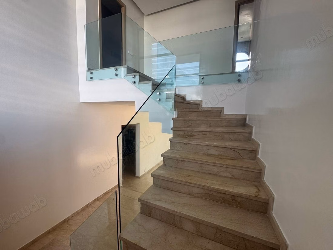 Villa moderna con piscina