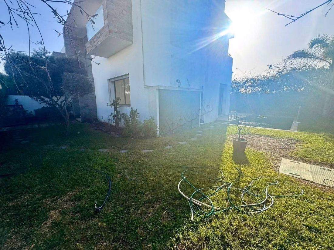 Villa moderna con piscina