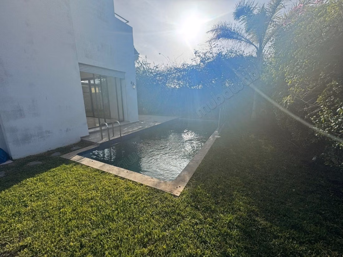 Villa moderna con piscina