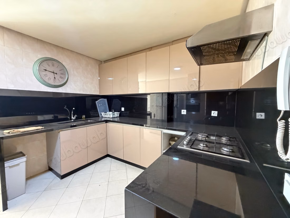 Très bel appartement VIDE en location à Racine. 
5 grandes pièces. 
Places de parking et terrasse