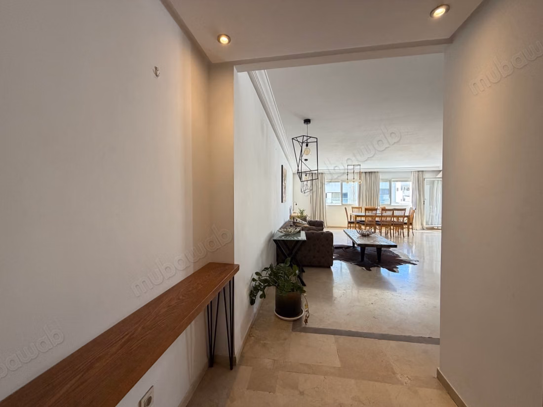 Très bel appartement VIDE en location à Racine. 
5 grandes pièces. 
Places de parking et terrasse
