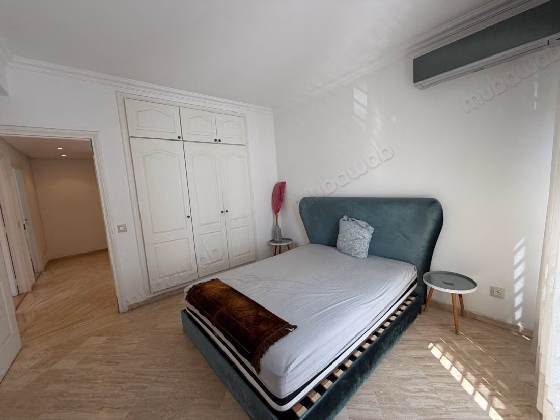Très bel appartement VIDE en location à Racine. 
5 grandes pièces. 
Places de parking et terrasse