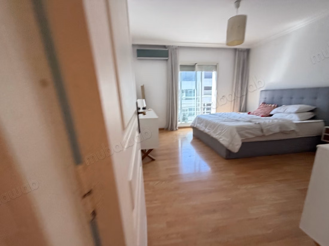 Très bel appartement VIDE en location à Racine. 
5 grandes pièces. 
Places de parking et terrasse