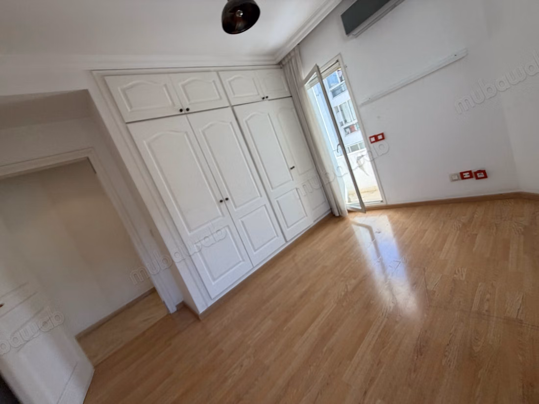 Très bel appartement VIDE en location à Racine. 
5 grandes pièces. 
Places de parking et terrasse
