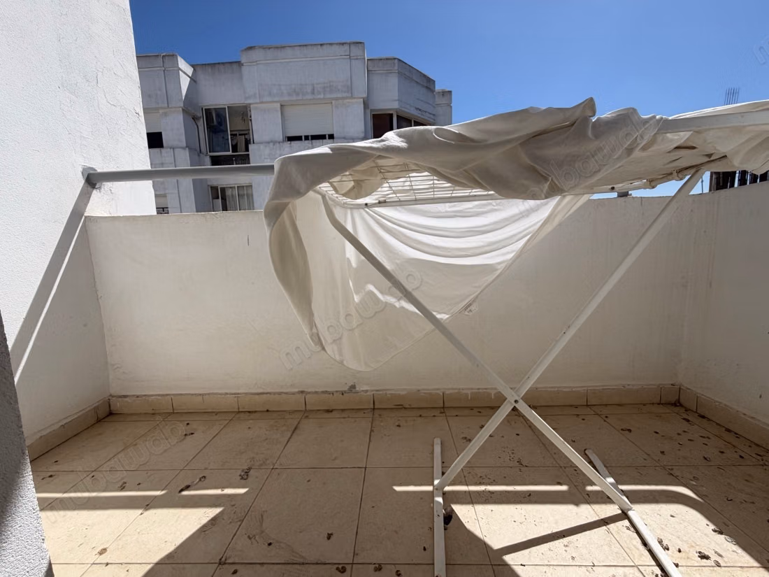 Très bel appartement VIDE en location à Racine. 
5 grandes pièces. 
Places de parking et terrasse