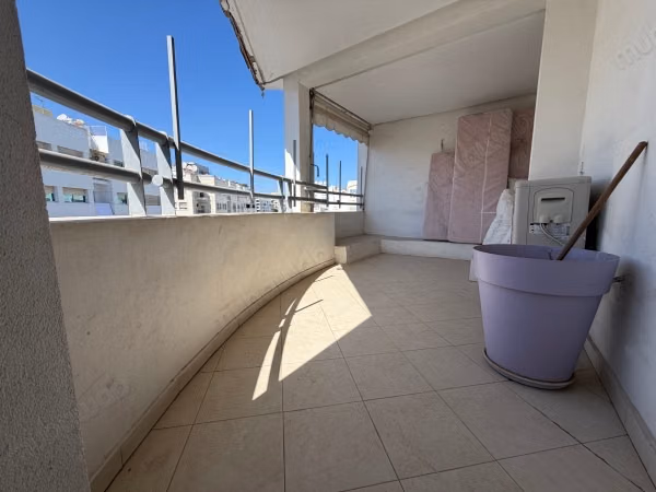 Très bel appartement VIDE en location à Racine. 
5 grandes pièces. 
Places de parking et terrasse