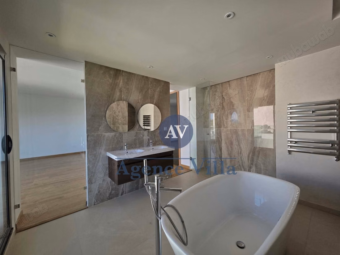 In affitto duplex S4 con piscina e vista mare