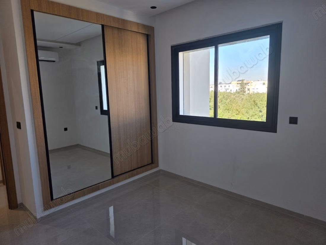 A vendre appartement haut standing s2 a soukra
