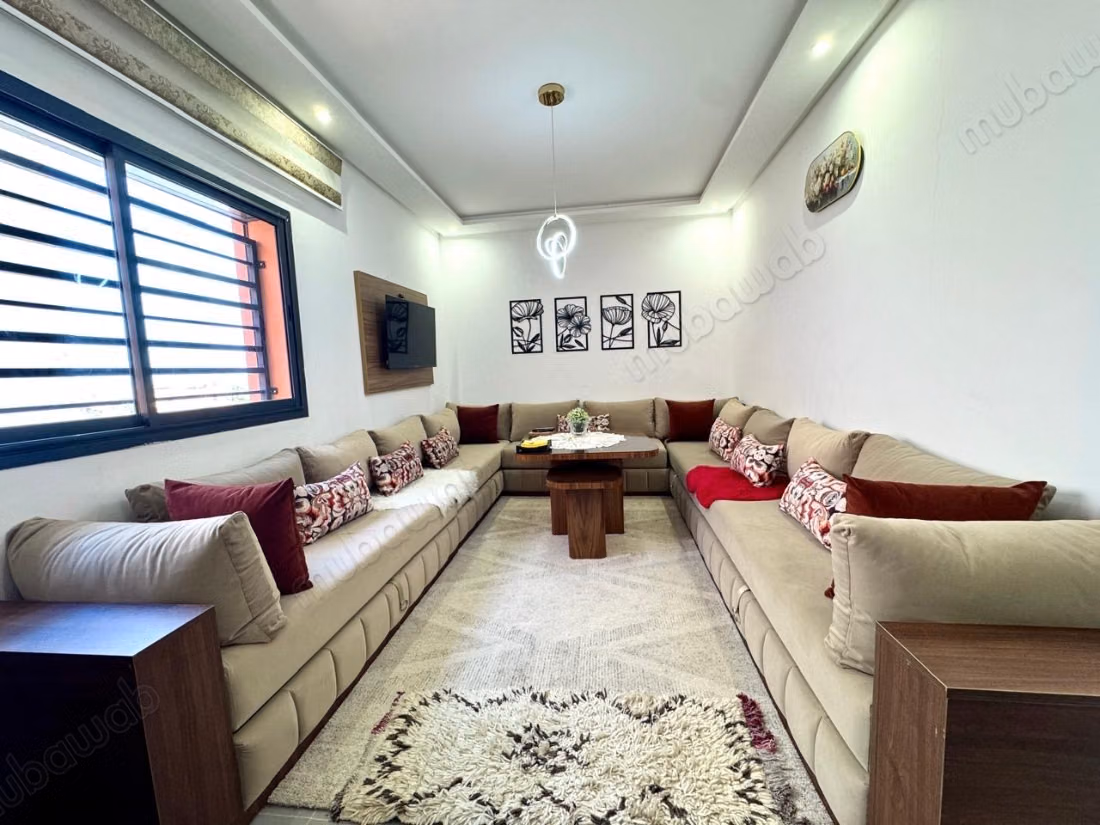 Superbe appartement à vendre à Bouaakkaz. 
3 chambres agréables. 
Meublé