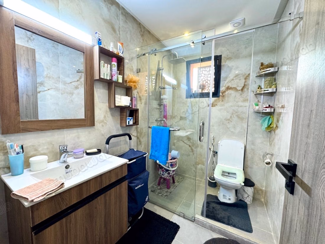 Superbe appartement à vendre à Bouaakkaz. 
3 chambres agréables. 
Meublé
