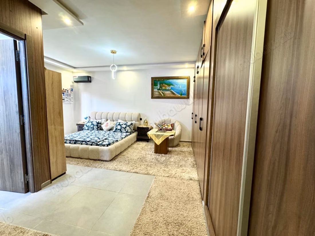 Superbe appartement à vendre à Bouaakkaz. 
3 chambres agréables. 
Meublé
