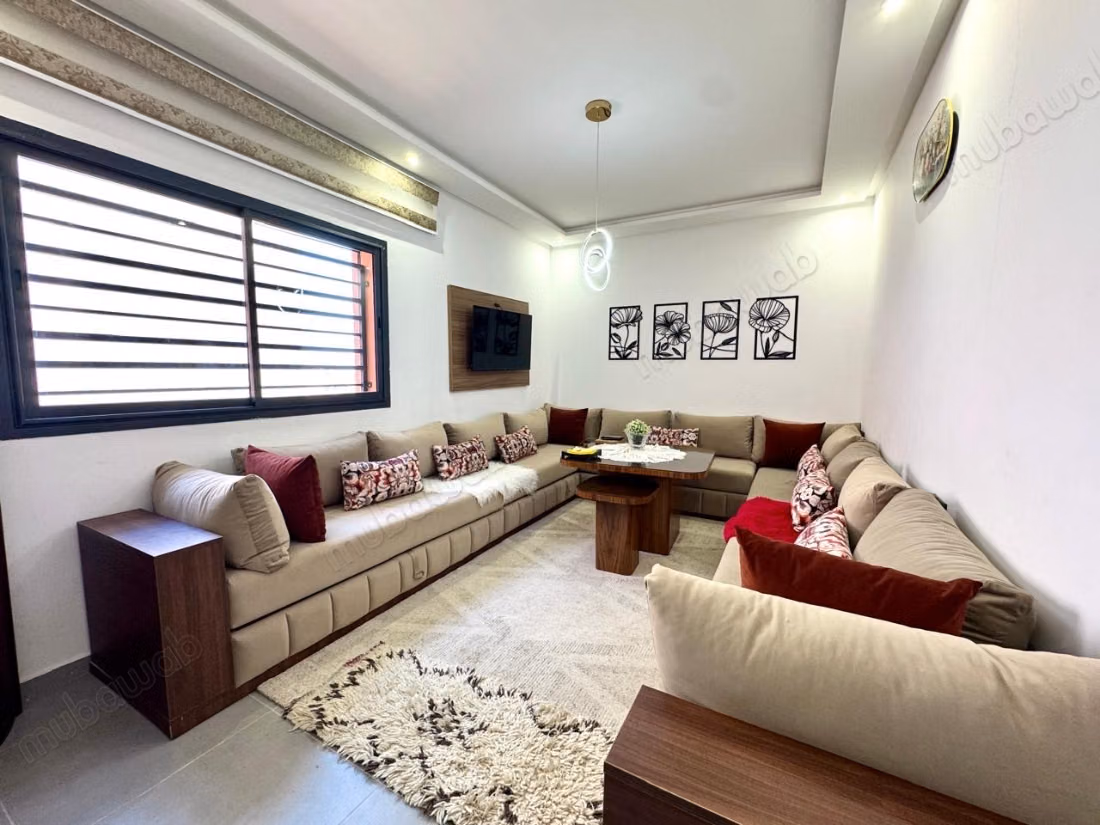 Superbe appartement à vendre à Bouaakkaz. 
3 chambres agréables. 
Meublé