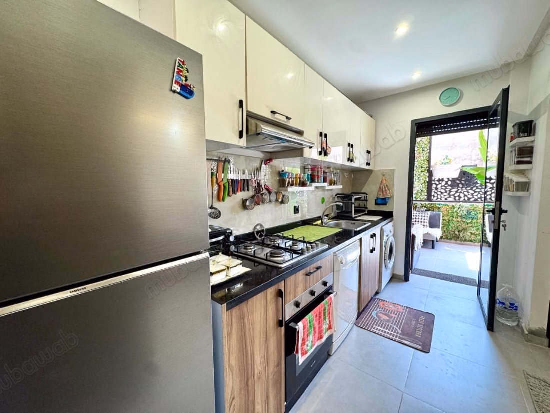 Superbe appartement à vendre à Bouaakkaz. 
3 chambres agréables. 
Meublé