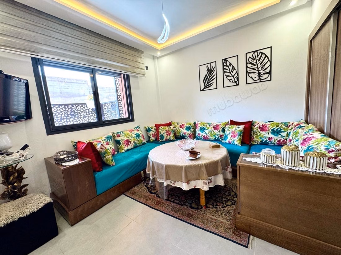 Superbe appartement à vendre à Bouaakkaz. 
3 chambres agréables. 
Meublé