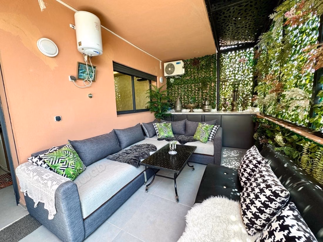 Superbe appartement à vendre à Bouaakkaz. 
3 chambres agréables. 
Meublé