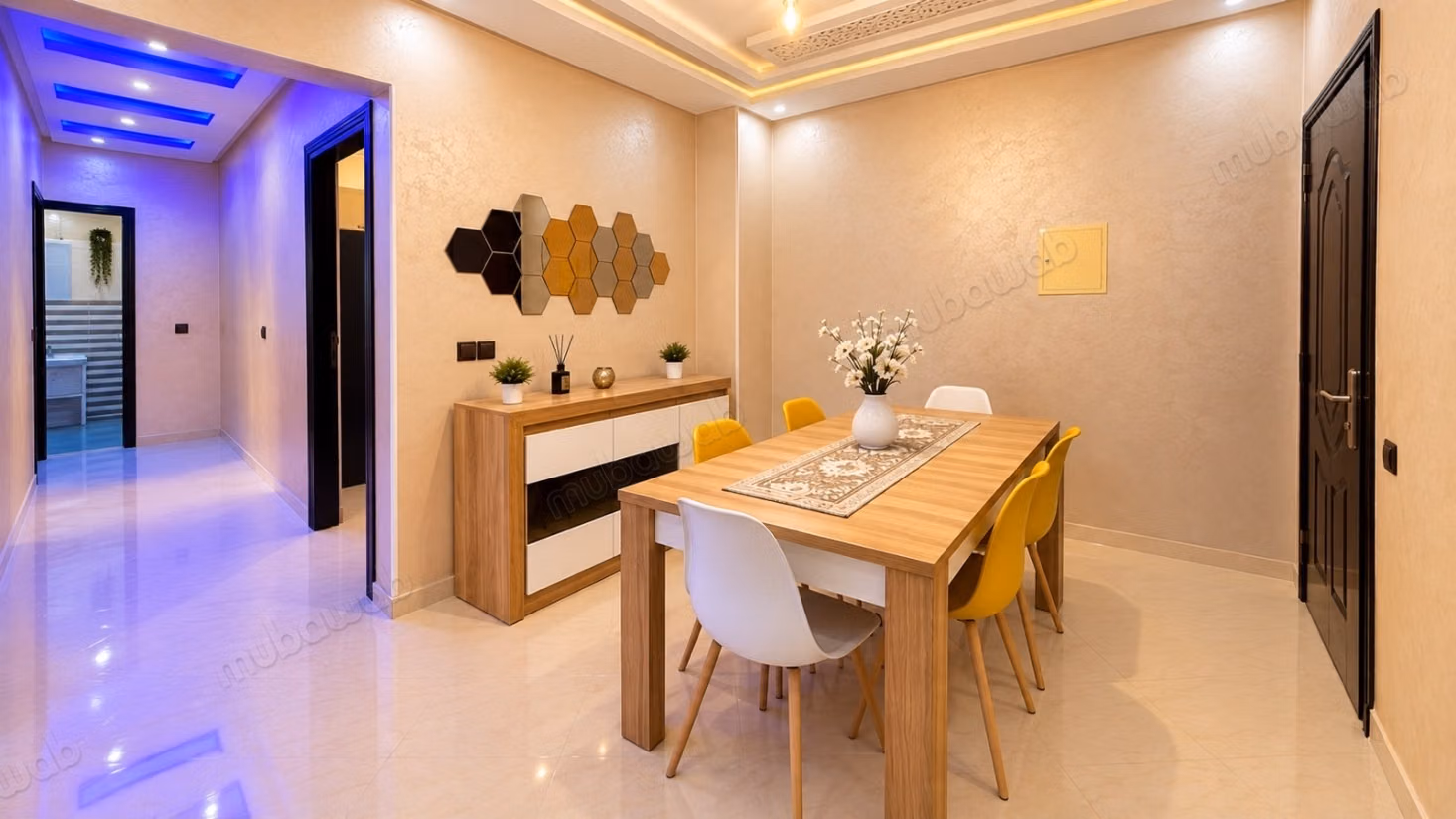 Très bel appartement en location à Bouaakkaz.
Surface totale 90 m².
Meublé