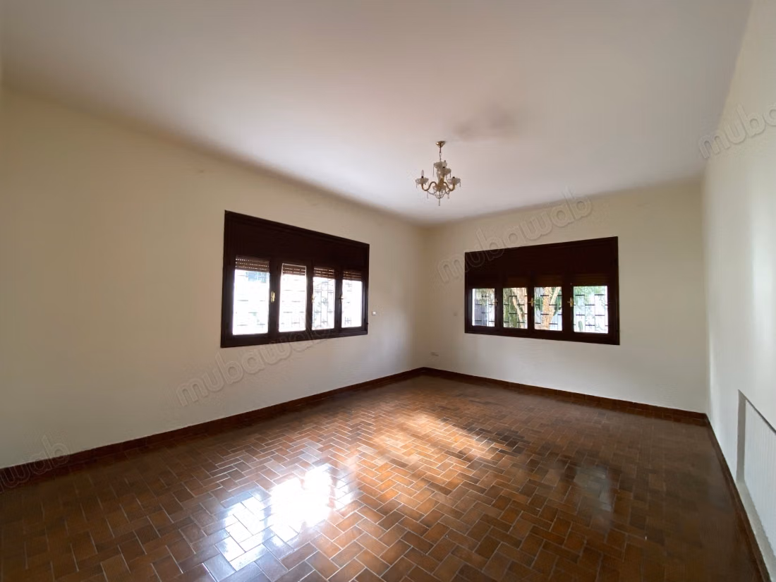 Villa buraeu à louer à souissi. Surface totale 700 m². Jardin et terrasse