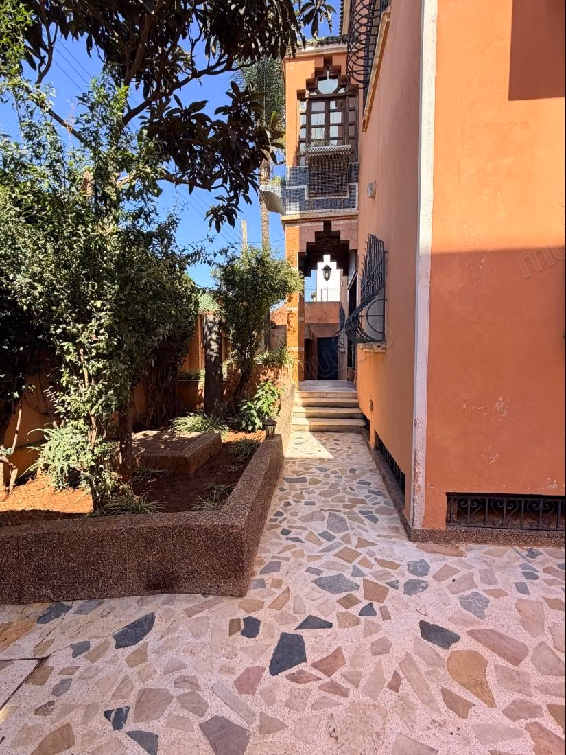Commercial villa 504 m² between 2 schools