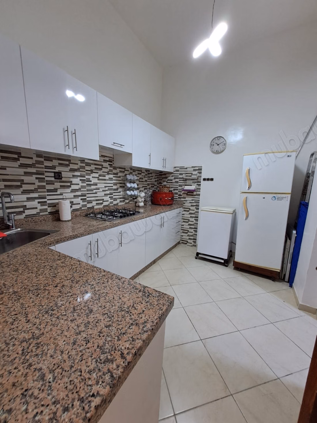 Mooie appartement te huur in Al-Wifaq. 2 kamers. Veilige woning uitgerust met een satellietontvangstsysteem.