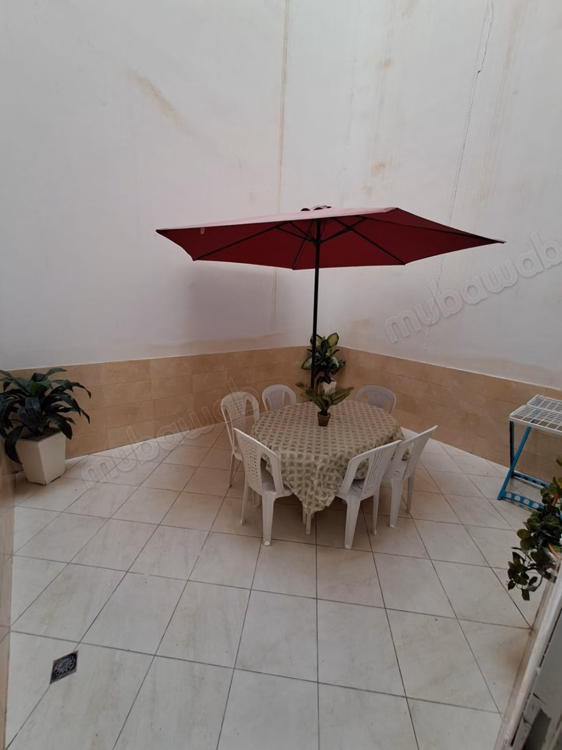 Mooie appartement te huur in Al-Wifaq. 2 kamers. Veilige woning uitgerust met een satellietontvangstsysteem.