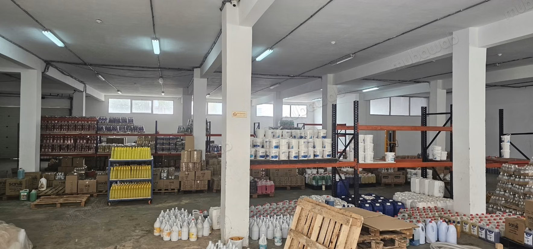 Edificio industrial de 5.000 m de superficie útil en alquiler situado en la zona industrial de Sapino