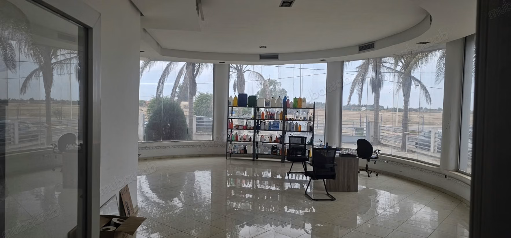 Edificio industrial de 5.000 m de superficie útil en alquiler situado en la zona industrial de Sapino