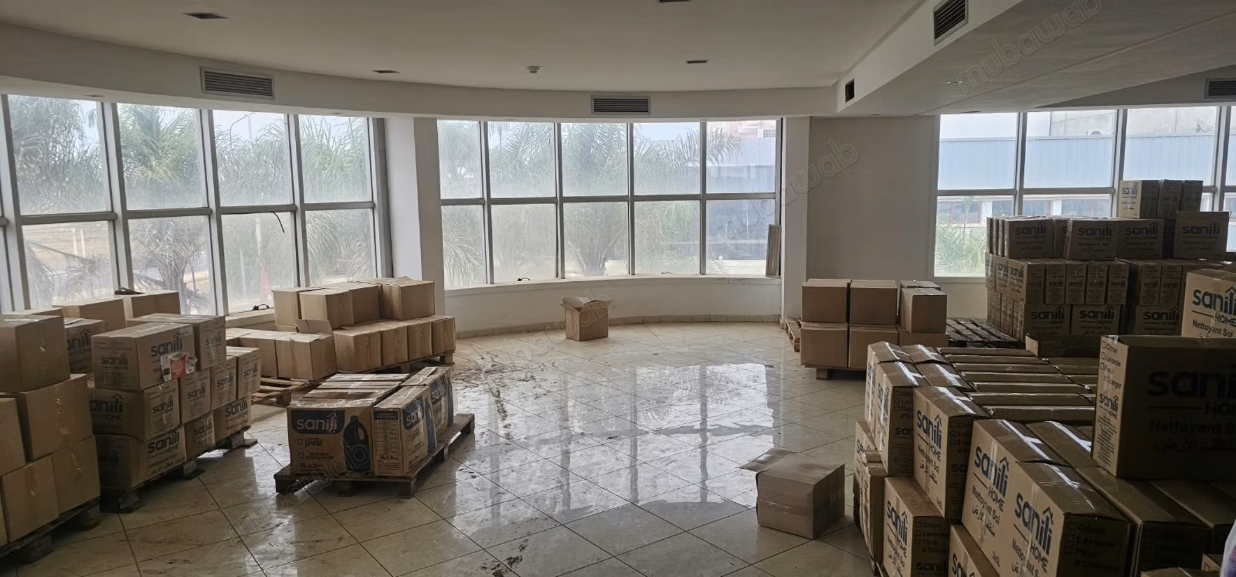 Edificio industrial de 5.000 m de superficie útil en alquiler situado en la zona industrial de Sapino
