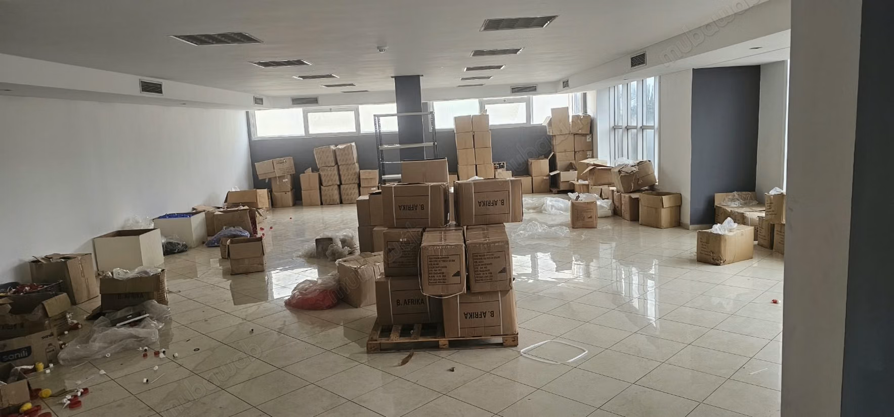 Edificio industrial de 5.000 m de superficie útil en alquiler situado en la zona industrial de Sapino