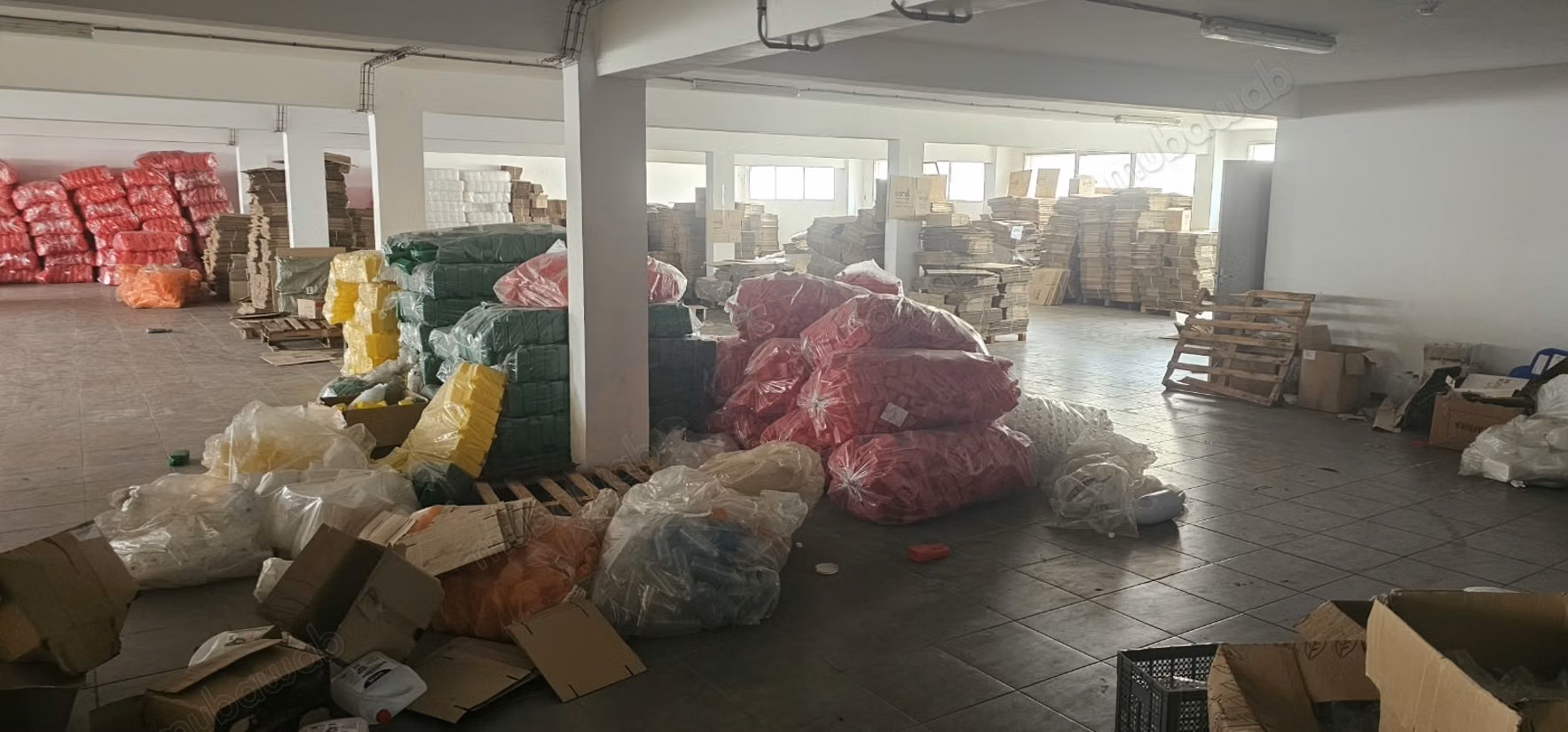 Edificio industrial de 5.000 m de superficie útil en alquiler situado en la zona industrial de Sapino