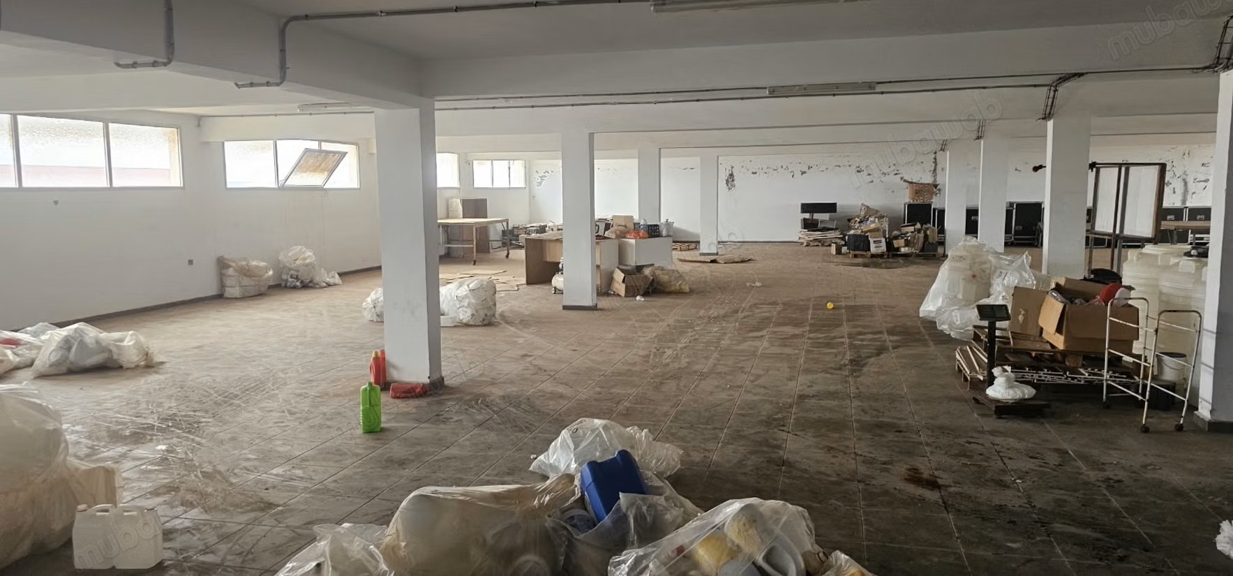 Edificio industrial de 5.000 m de superficie útil en alquiler situado en la zona industrial de Sapino