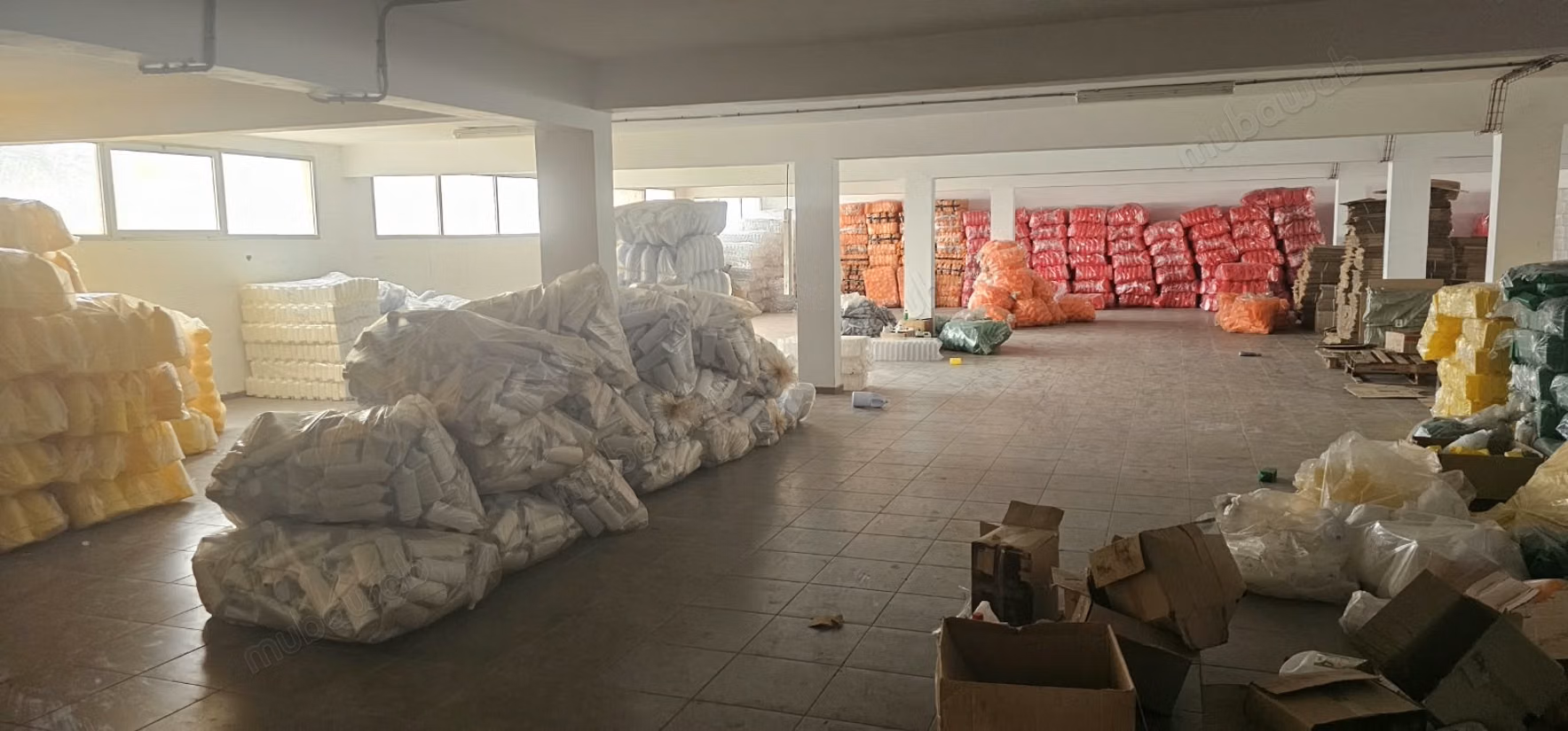 Edificio industrial de 5.000 m de superficie útil en alquiler situado en la zona industrial de Sapino