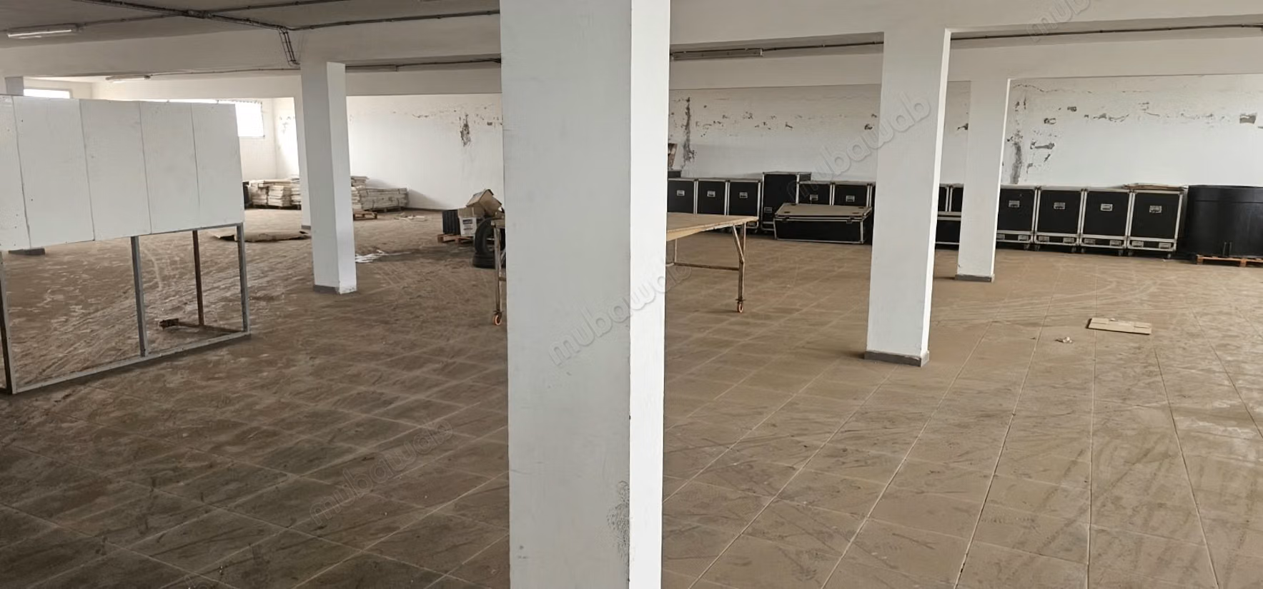 Edificio industrial de 5.000 m de superficie útil en alquiler situado en la zona industrial de Sapino